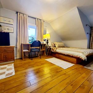 Merj'S Guest House In Wolesly